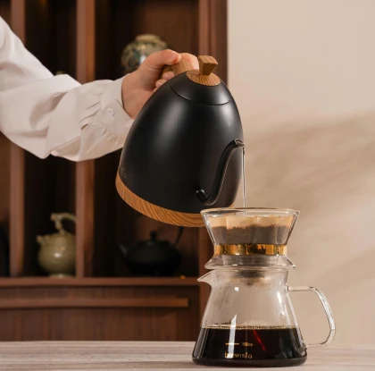 Ceainic Brewista Artisan 0,6 L — Negru mat / Detalii din lemn