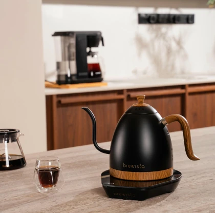 Ceainic Brewista Artisan 0,6 L — Negru mat / Detalii din lemn
